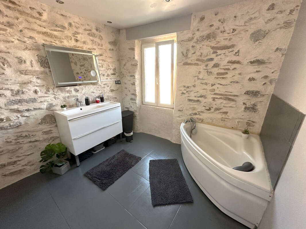 Maison à SAINTE-VALIERE