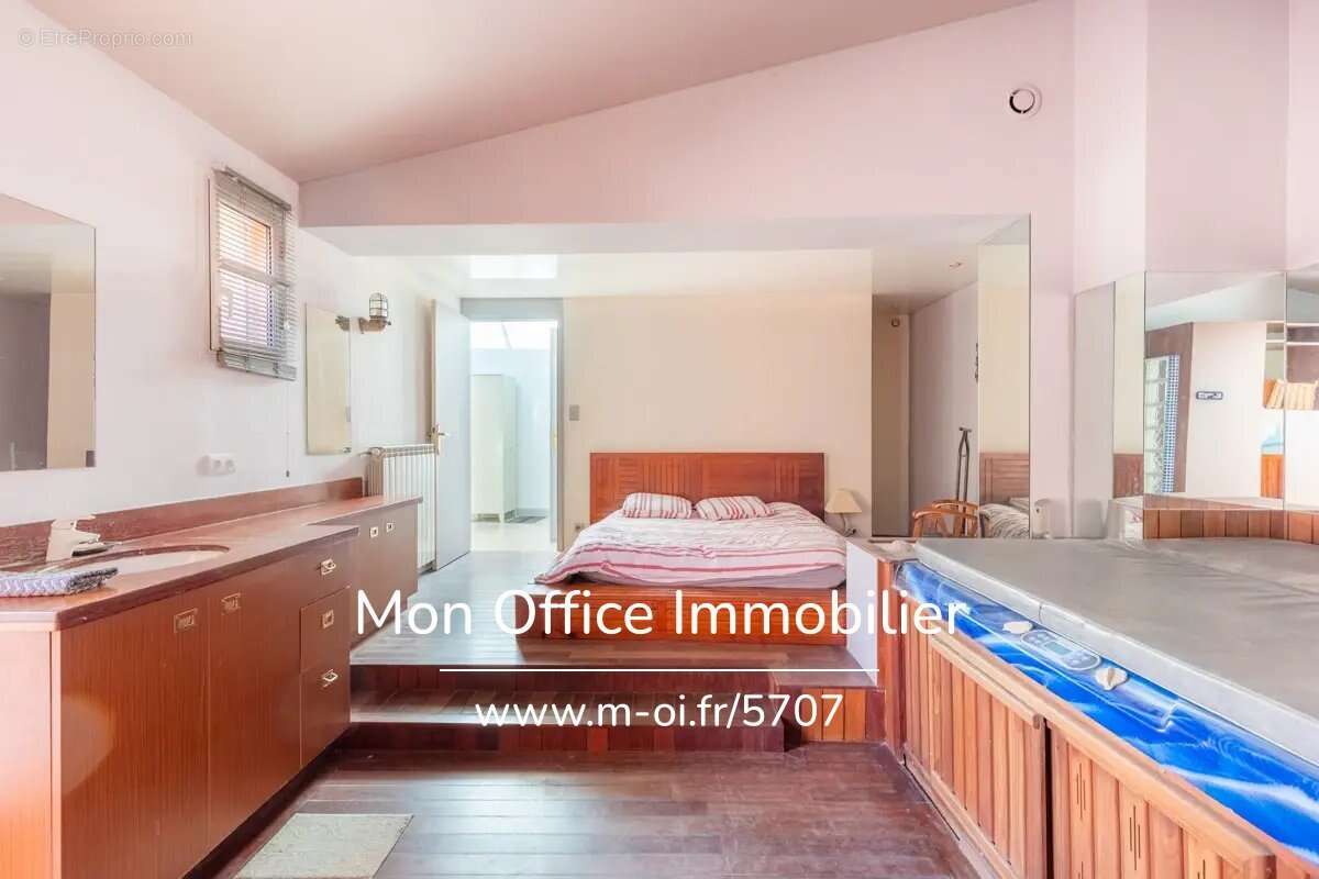 Maison à LA ROQUE-D&#039;ANTHERON