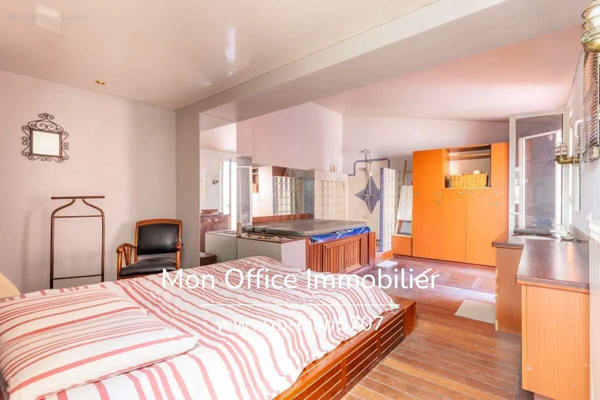 Maison à LA ROQUE-D&#039;ANTHERON