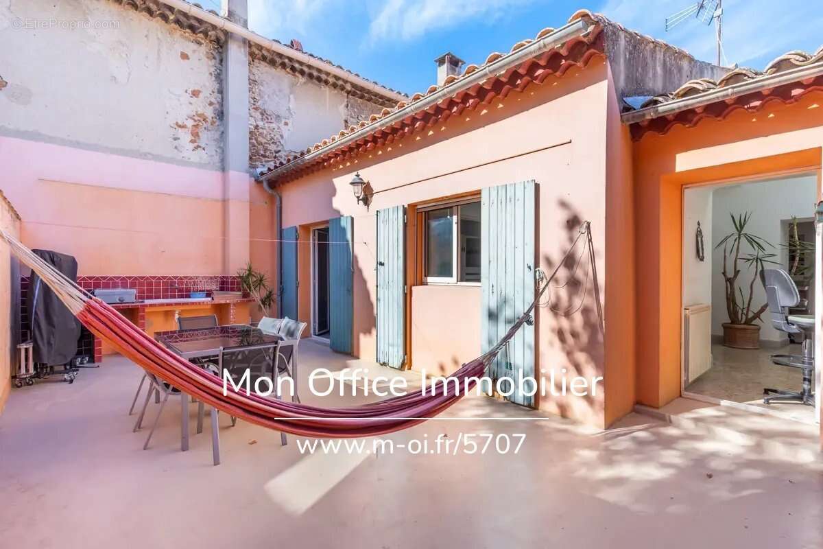 Maison à LA ROQUE-D&#039;ANTHERON