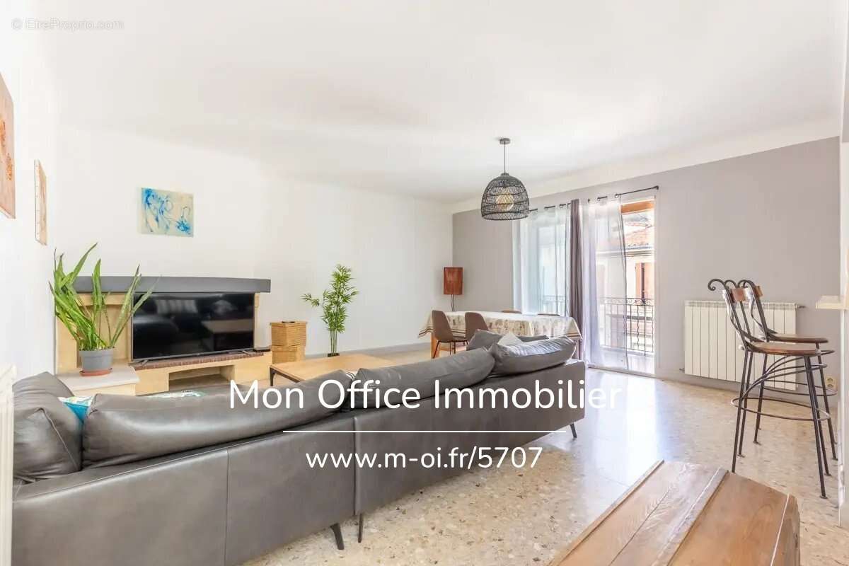 Maison à LA ROQUE-D&#039;ANTHERON