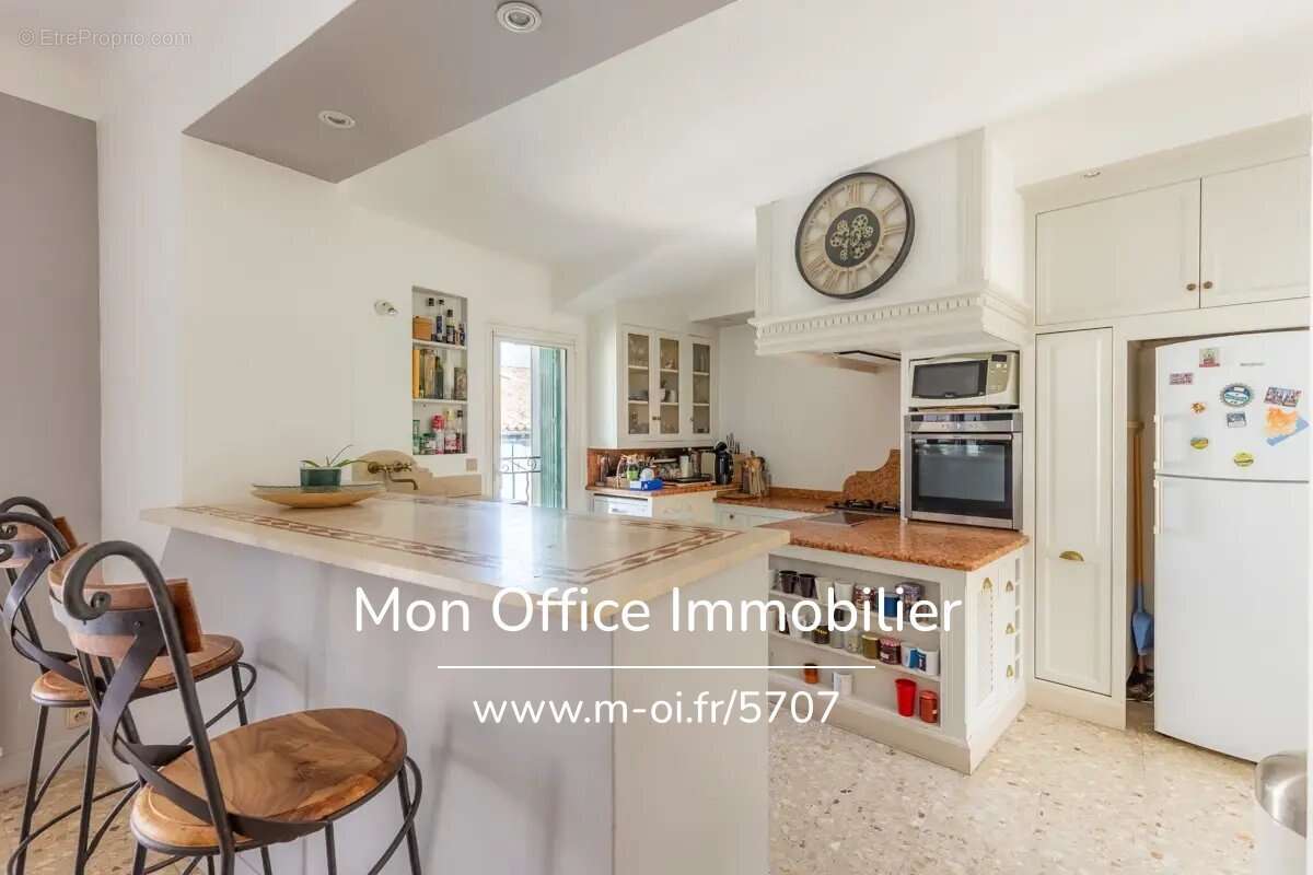 Maison à LA ROQUE-D&#039;ANTHERON