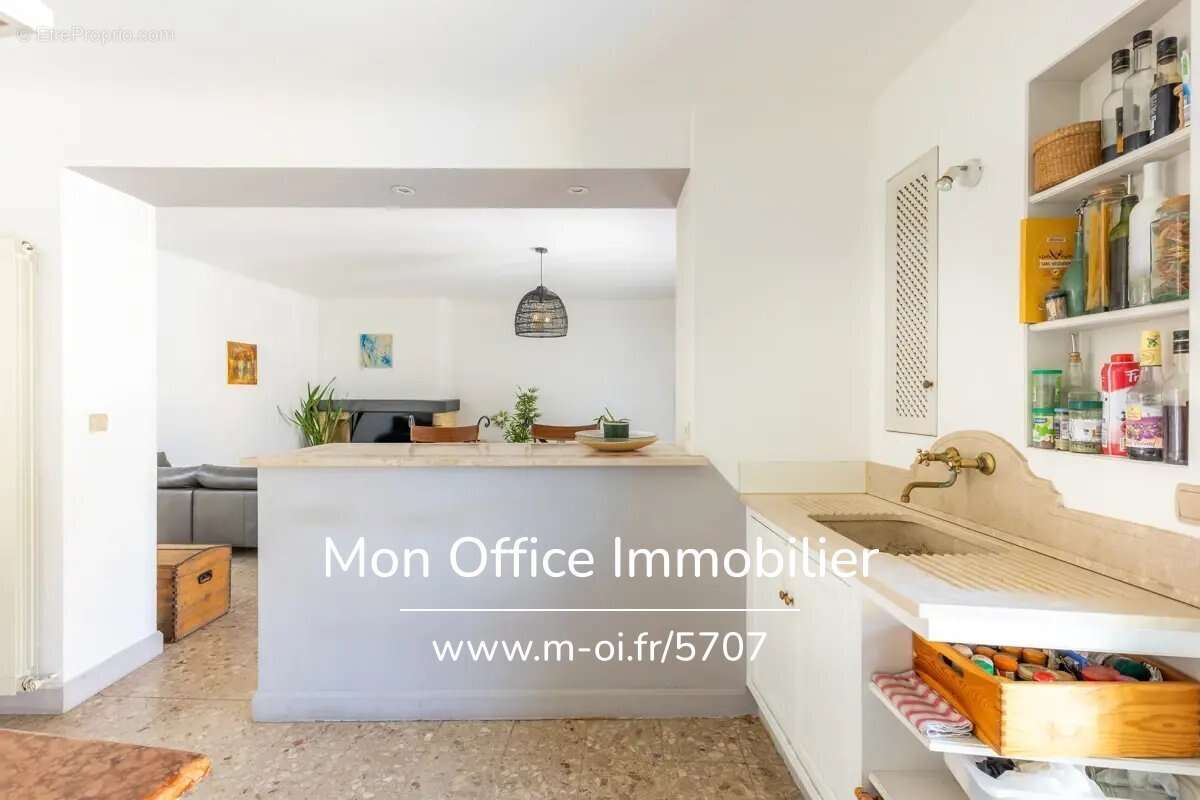 Maison à LA ROQUE-D&#039;ANTHERON