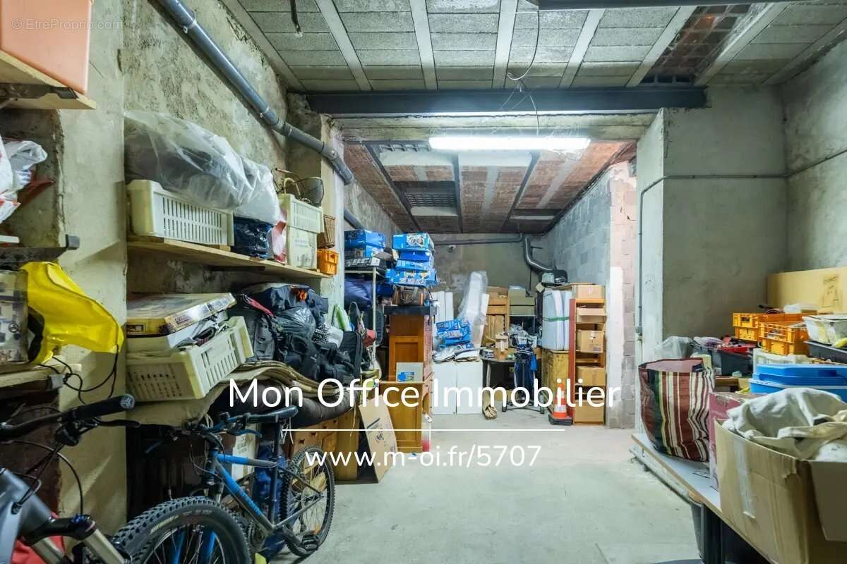 Maison à LA ROQUE-D&#039;ANTHERON