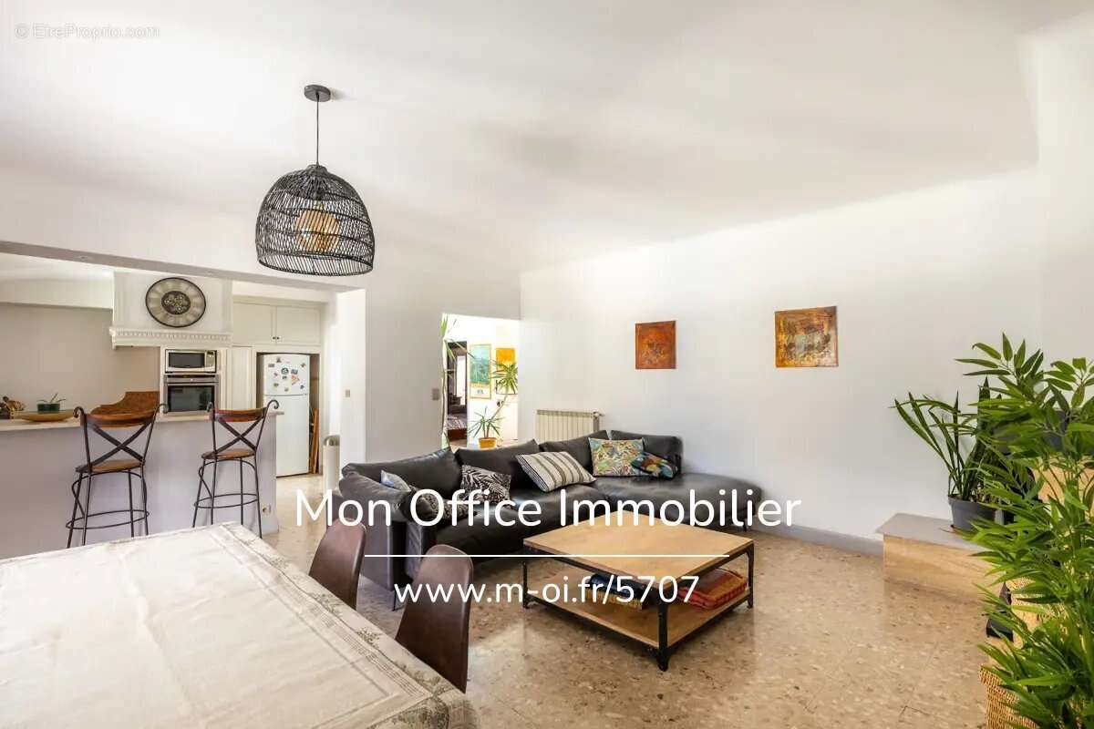 Maison à LA ROQUE-D&#039;ANTHERON