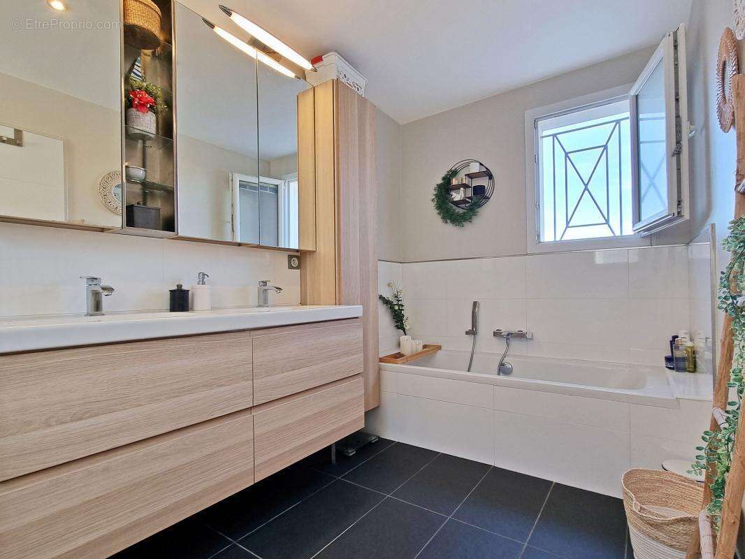 Maison à SAINT-HILAIRE-DE-BRETHMAS