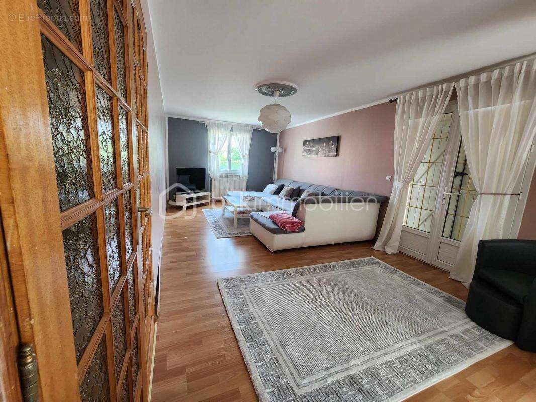 Maison à COURTOIS-SUR-YONNE