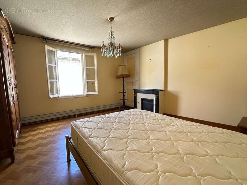 Maison à LE PUY-NOTRE-DAME