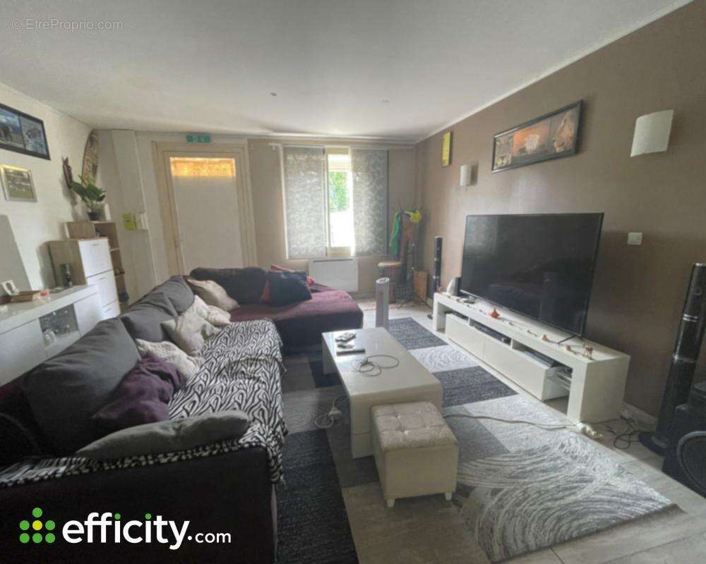 Appartement à SAINT-MEDARD-DE-GUIZIERES