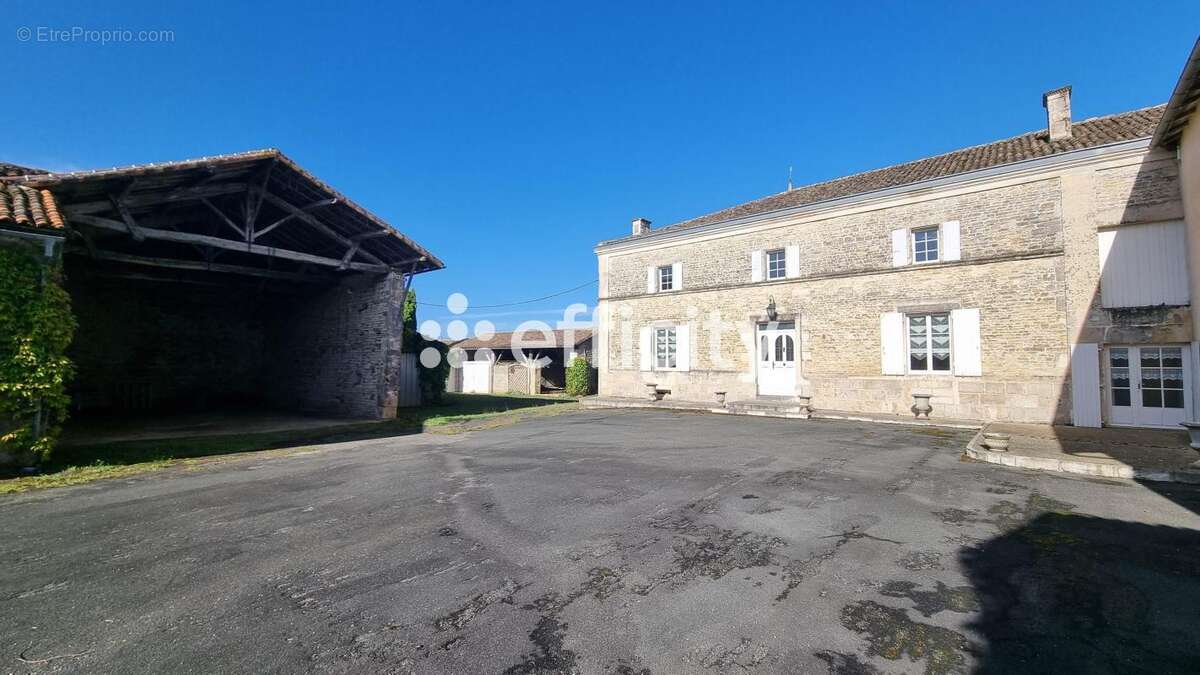 Maison à VILLEFAGNAN