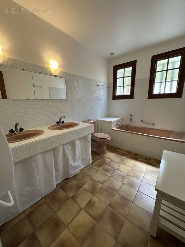 Maison à LA ROCHE-CHALAIS