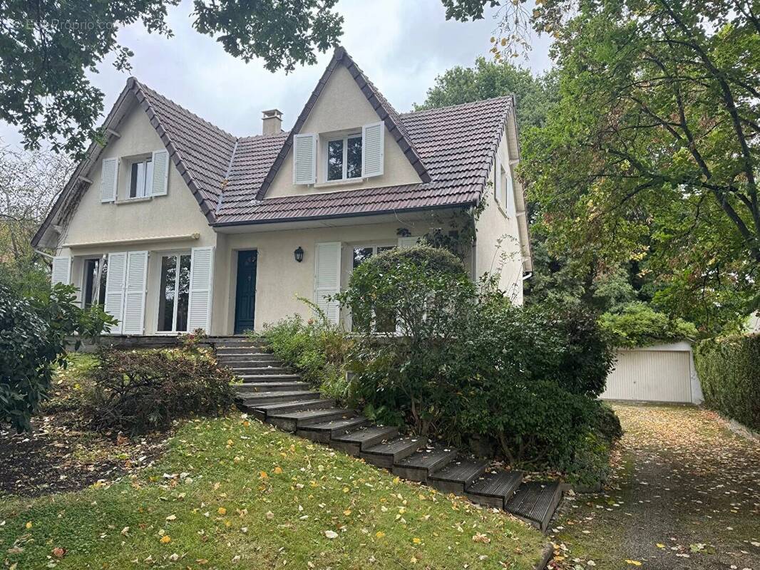 Maison à SAINT-NOM-LA-BRETECHE