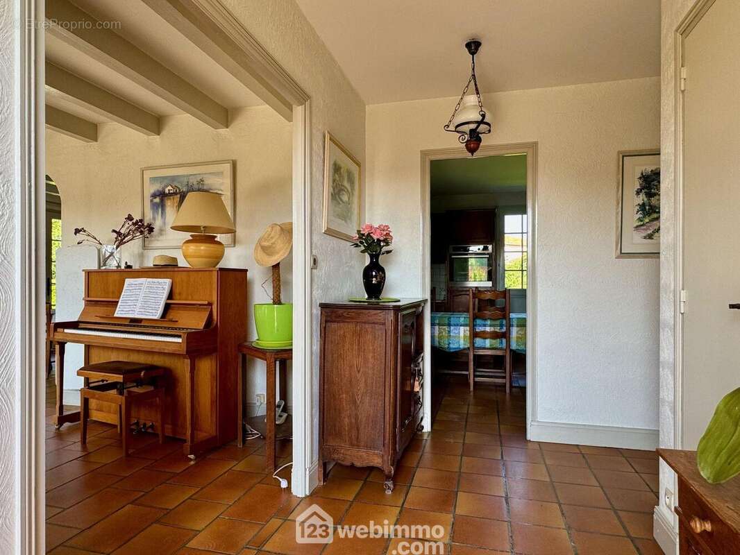 ... un hall avec rangements et WC. - Maison à MIGNE-AUXANCES