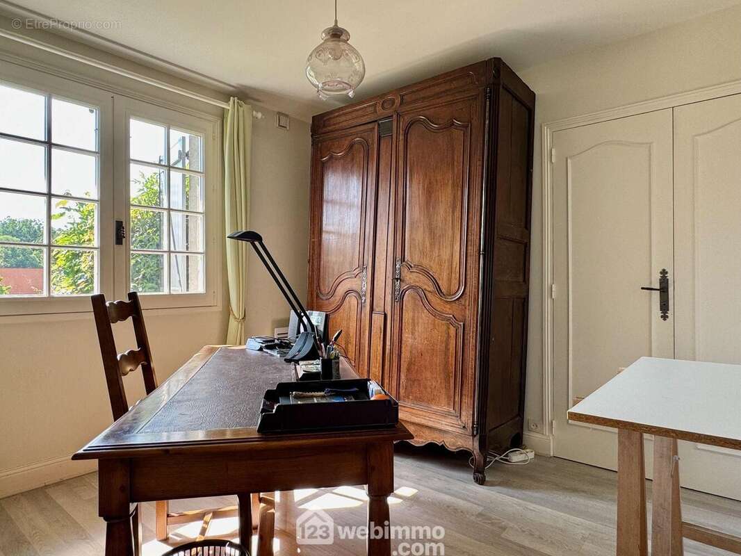 3 chambres de 12 à 13,6 m2, - Maison à MIGNE-AUXANCES