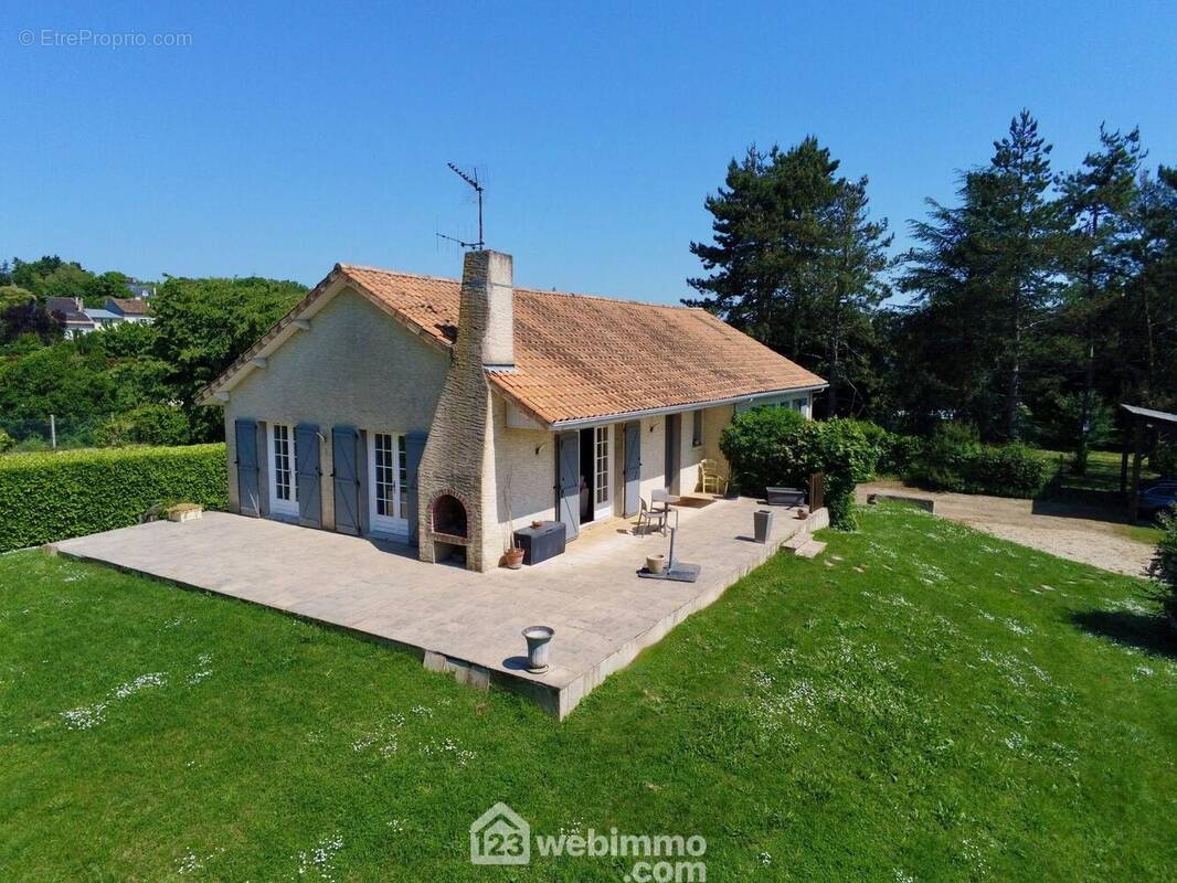 Maison des années 80, 161 m2 habitables avec sous-sol semi-enterré. - Maison à MIGNE-AUXANCES