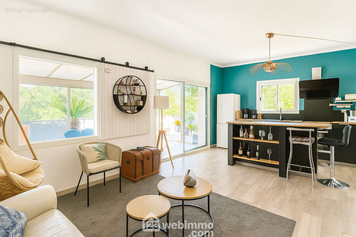 Un séjour lumineux au design moderne, ouvert sur l?extérieur. - Maison à ROQUEBRUNE-SUR-ARGENS