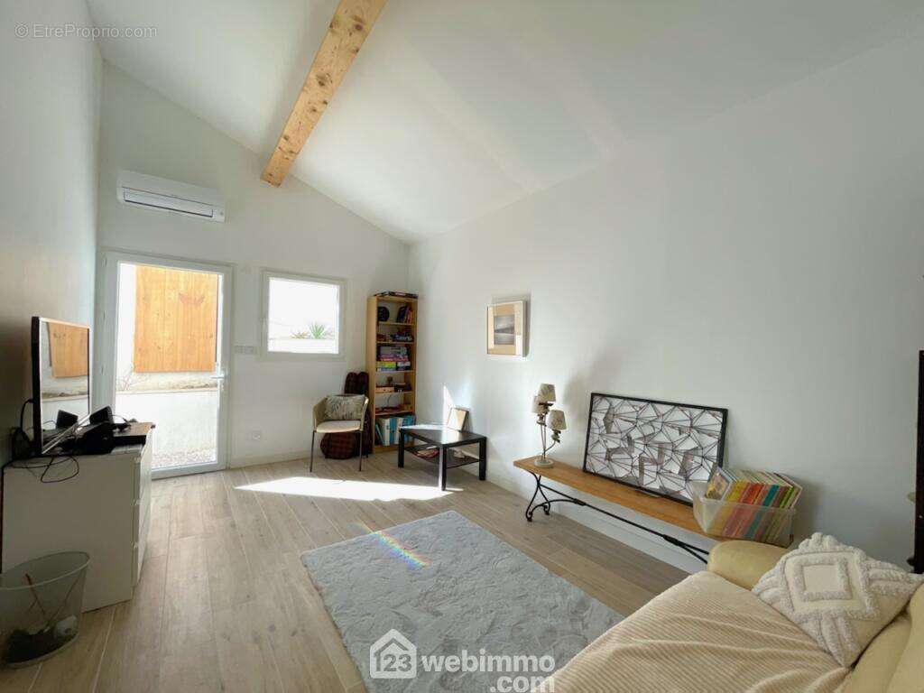 Une pièce modulable idéale pour bureau, chambre ou salle de loisirs. - Maison à ROQUEBRUNE-SUR-ARGENS