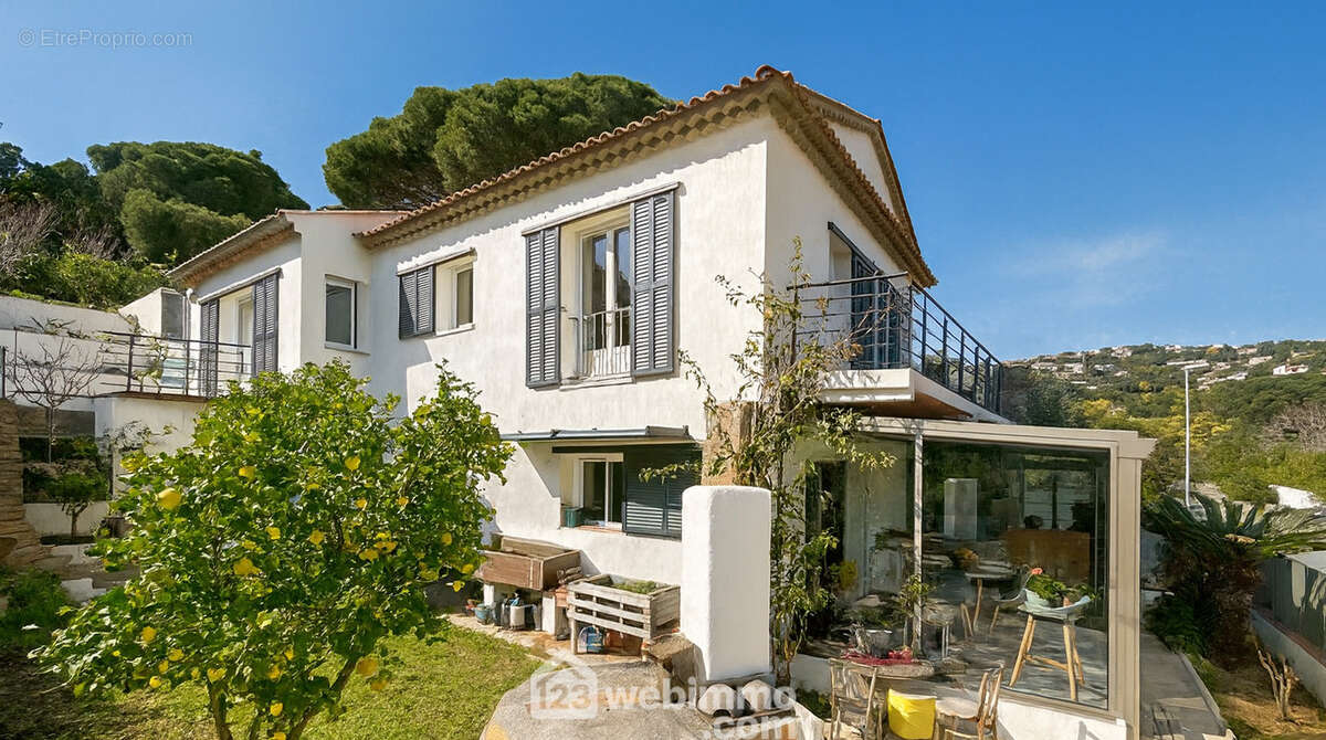 Villa de caractère rénovée, entre charme et modernité. - Maison à ROQUEBRUNE-SUR-ARGENS