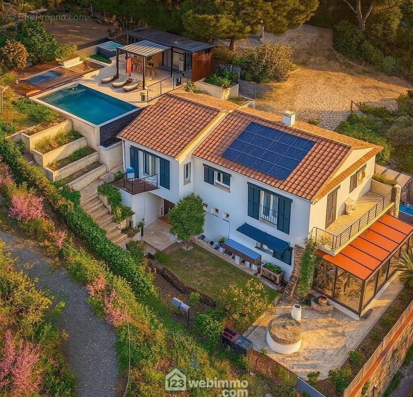 Villa de charme rénovée, proche bord de mer. - Maison à ROQUEBRUNE-SUR-ARGENS