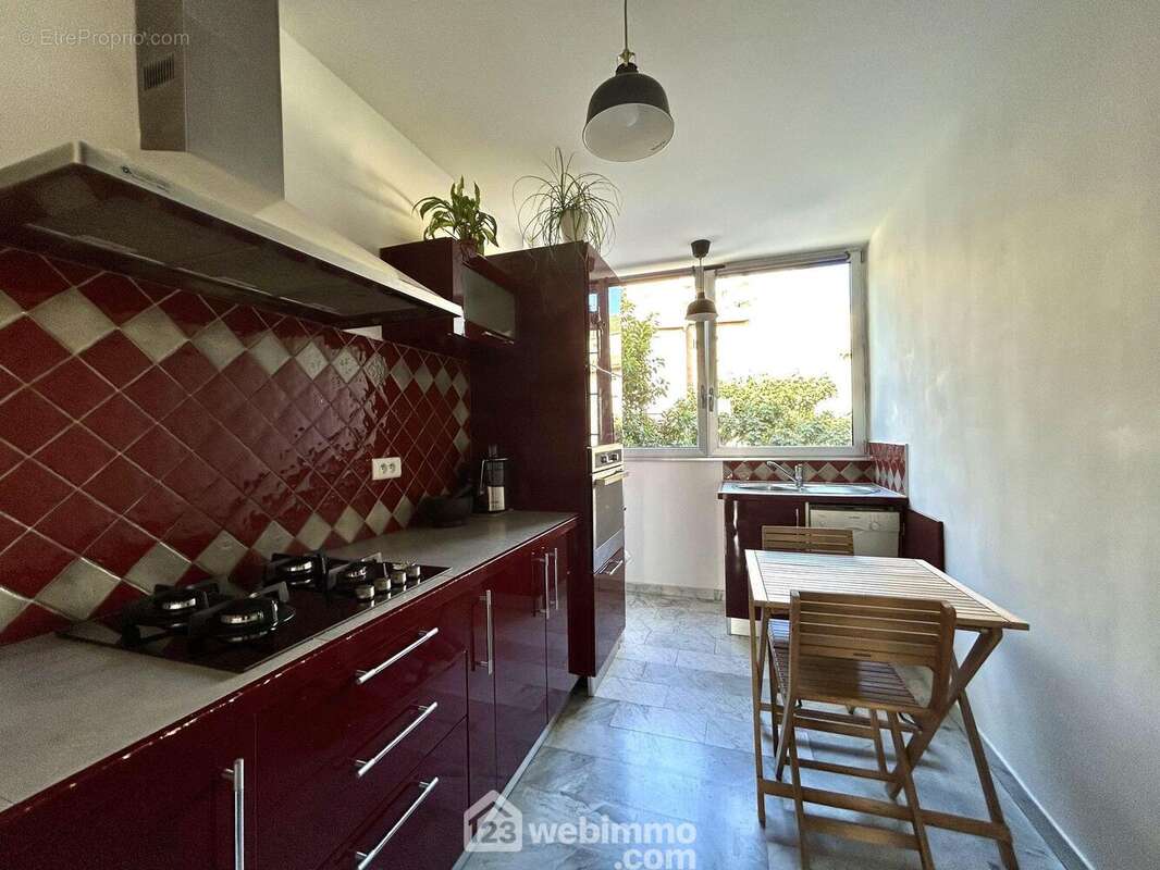 La cuisine est équipée et bénéficie d&#039;une buanderie - Appartement à BASTIA