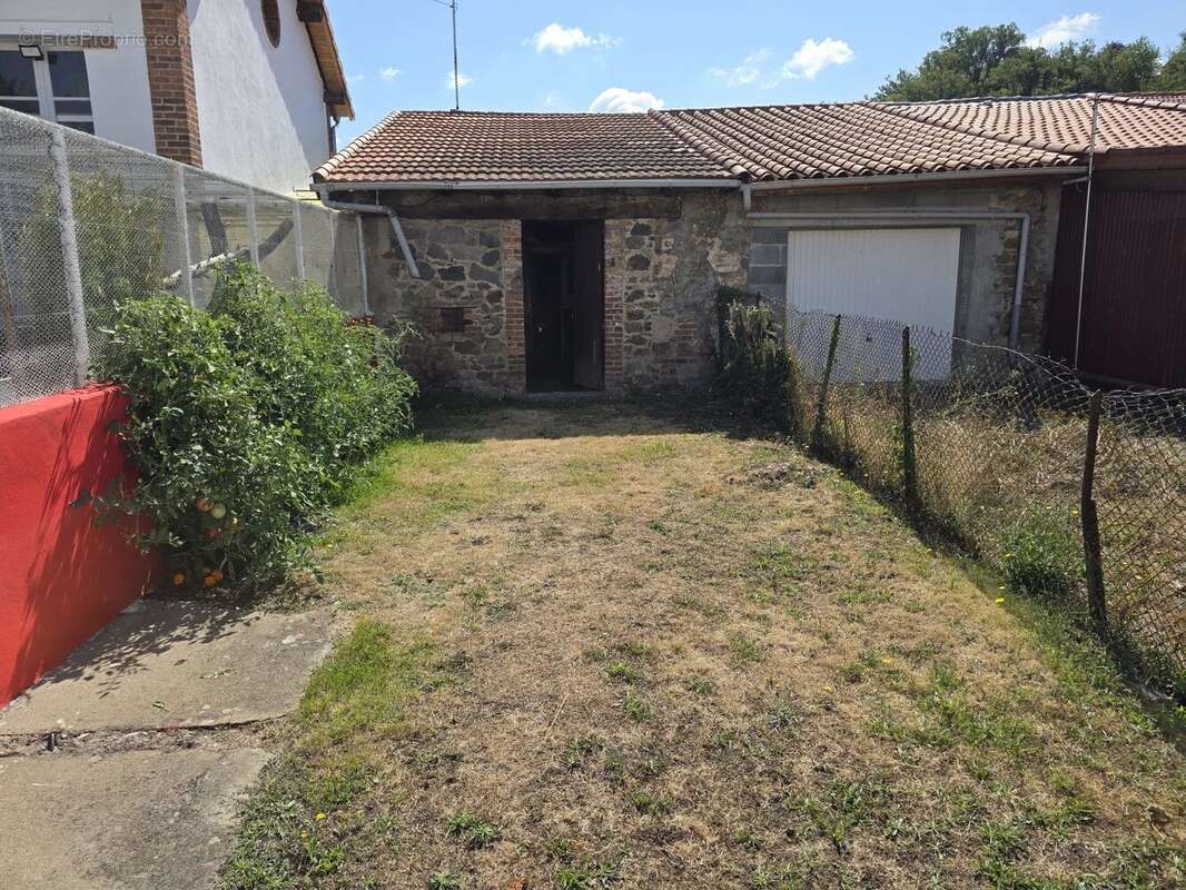 Appartement à AUZAT-LA-COMBELLE