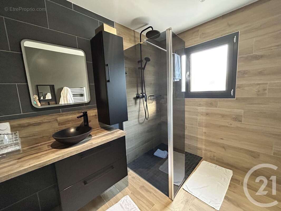 Maison à SAINT-PIERRE-DU-PALAIS