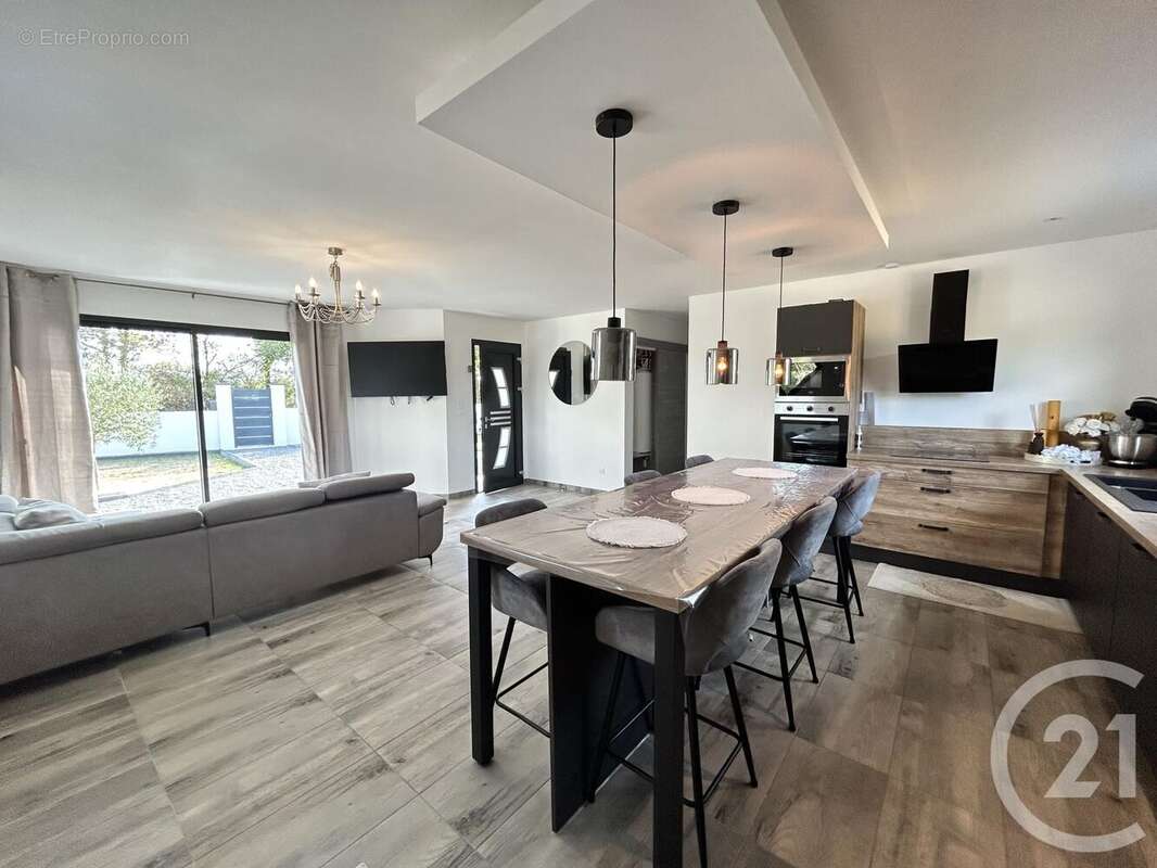 Maison à SAINT-PIERRE-DU-PALAIS