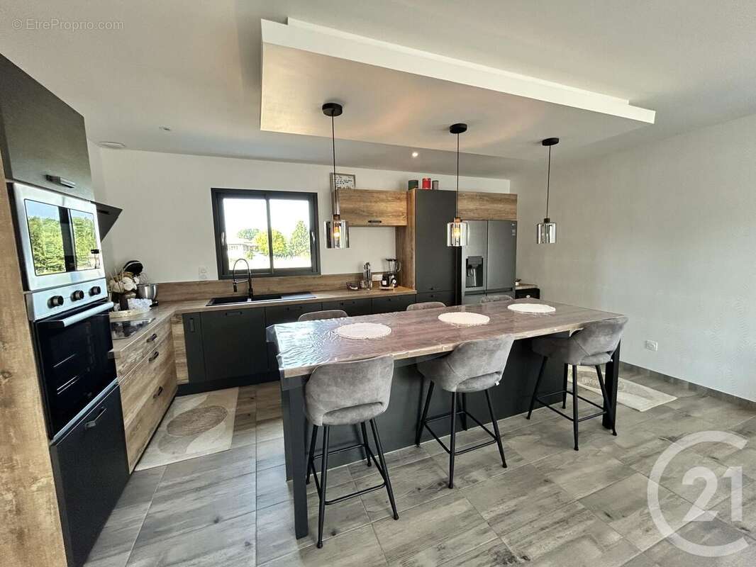 Maison à SAINT-PIERRE-DU-PALAIS