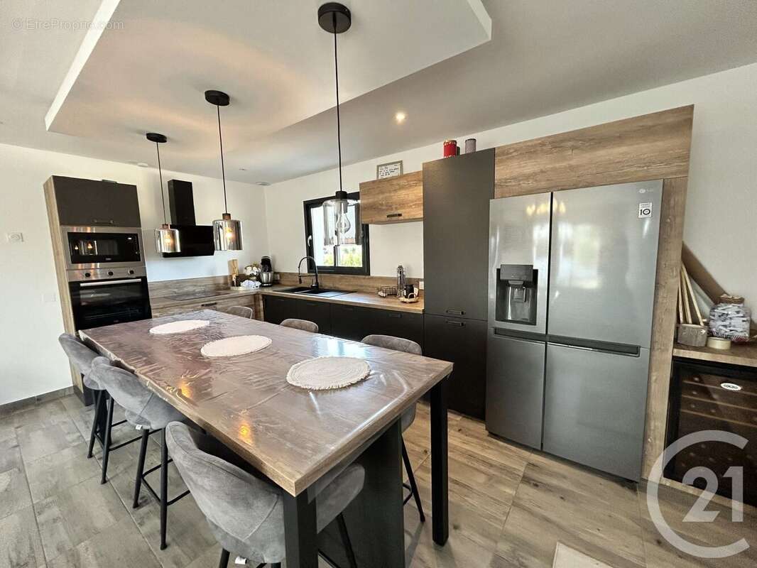 Maison à SAINT-PIERRE-DU-PALAIS