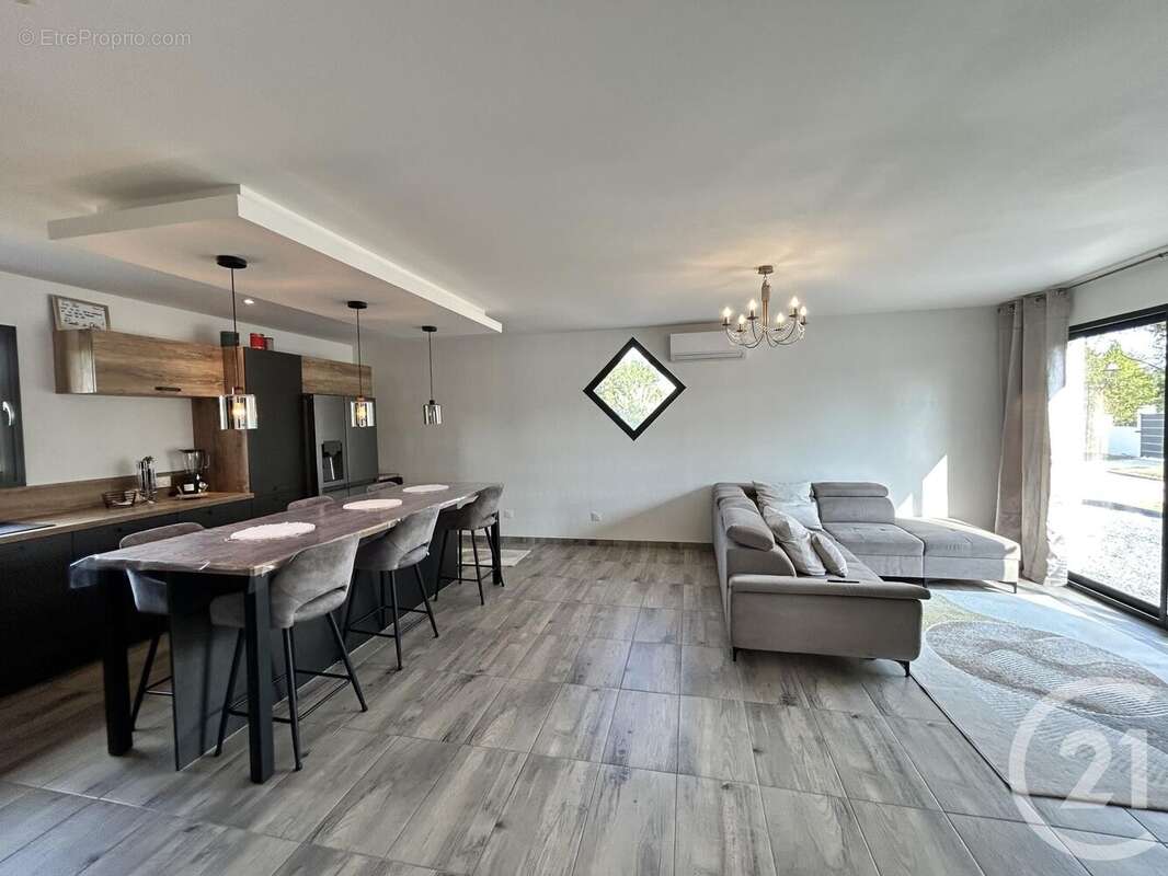 Maison à SAINT-PIERRE-DU-PALAIS