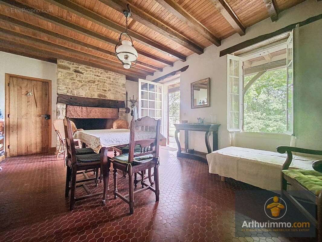 Maison à SAINT-CHAMASSY