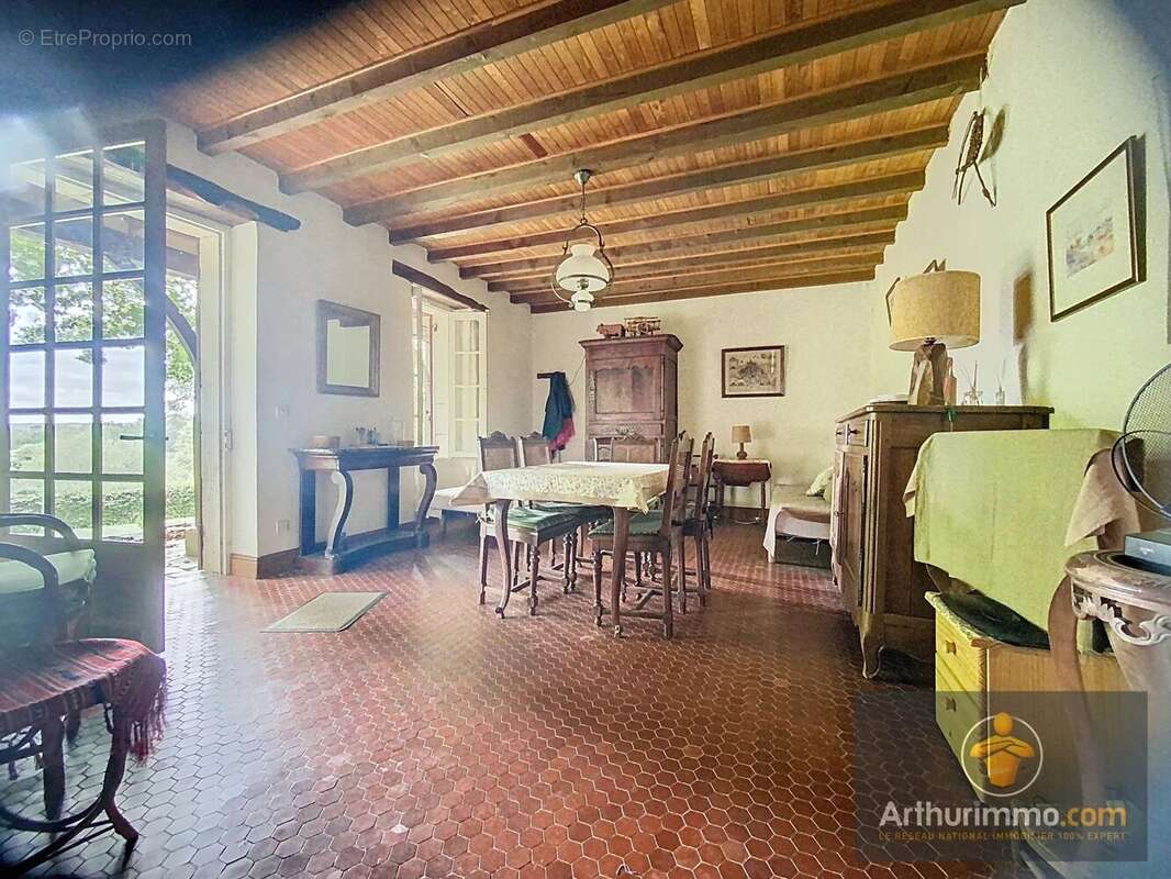 Maison à SAINT-CHAMASSY