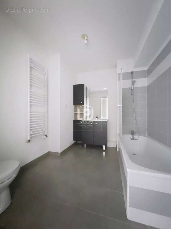 Appartement à PINS-JUSTARET