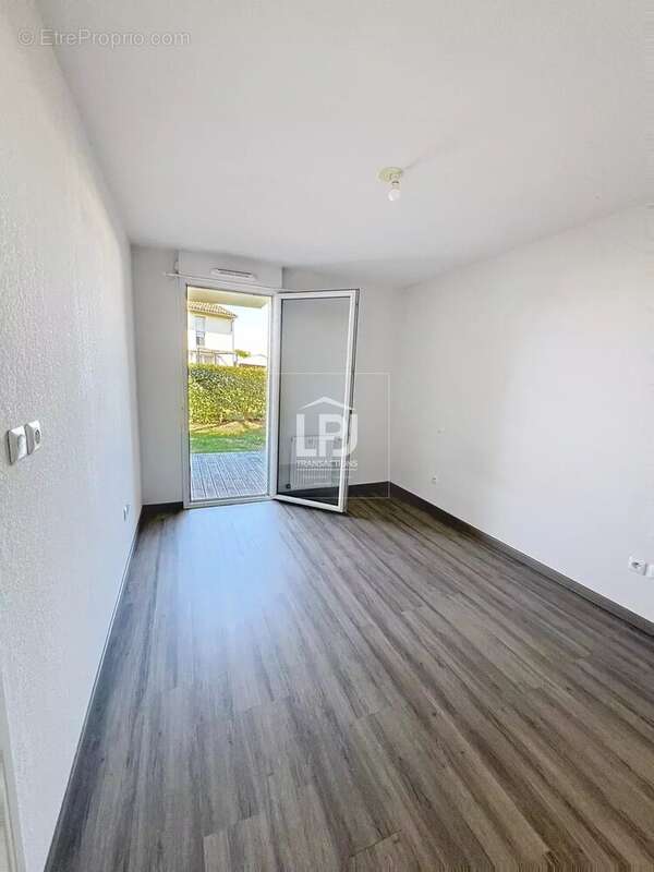 Appartement à PINS-JUSTARET