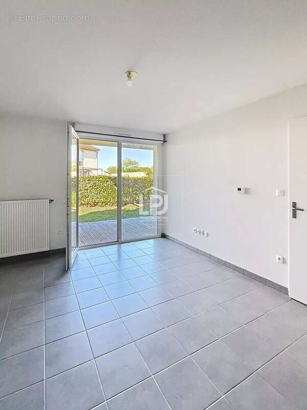 Appartement à PINS-JUSTARET