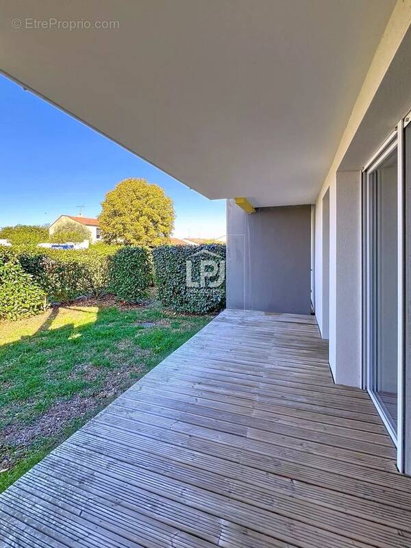 Appartement à PINS-JUSTARET