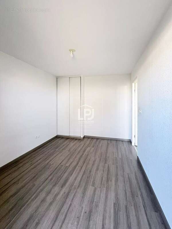 Appartement à PINS-JUSTARET