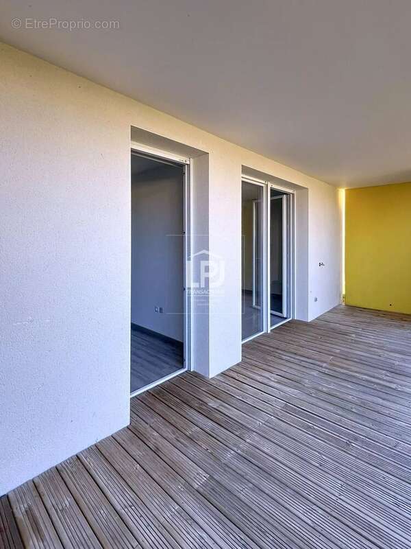 Appartement à PINS-JUSTARET