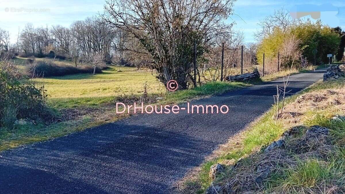 Terrain à SAVIGNAC-LES-EGLISES