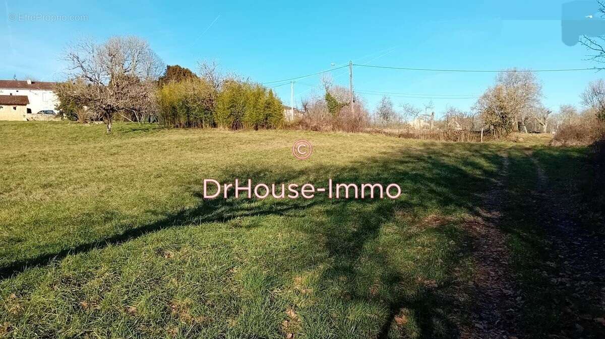 Terrain à SAVIGNAC-LES-EGLISES