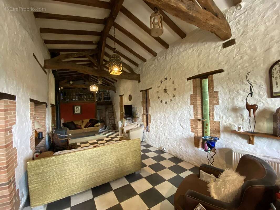 Maison à SAINT-MARTIAL-SUR-ISOP