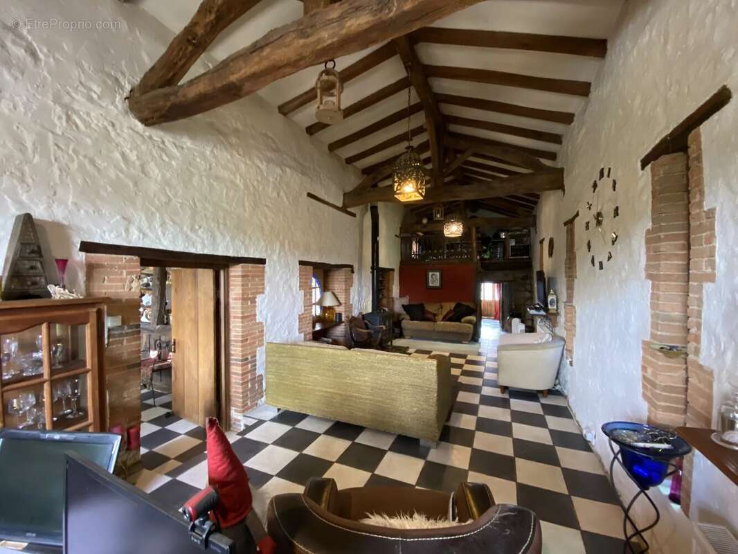 Maison à SAINT-MARTIAL-SUR-ISOP