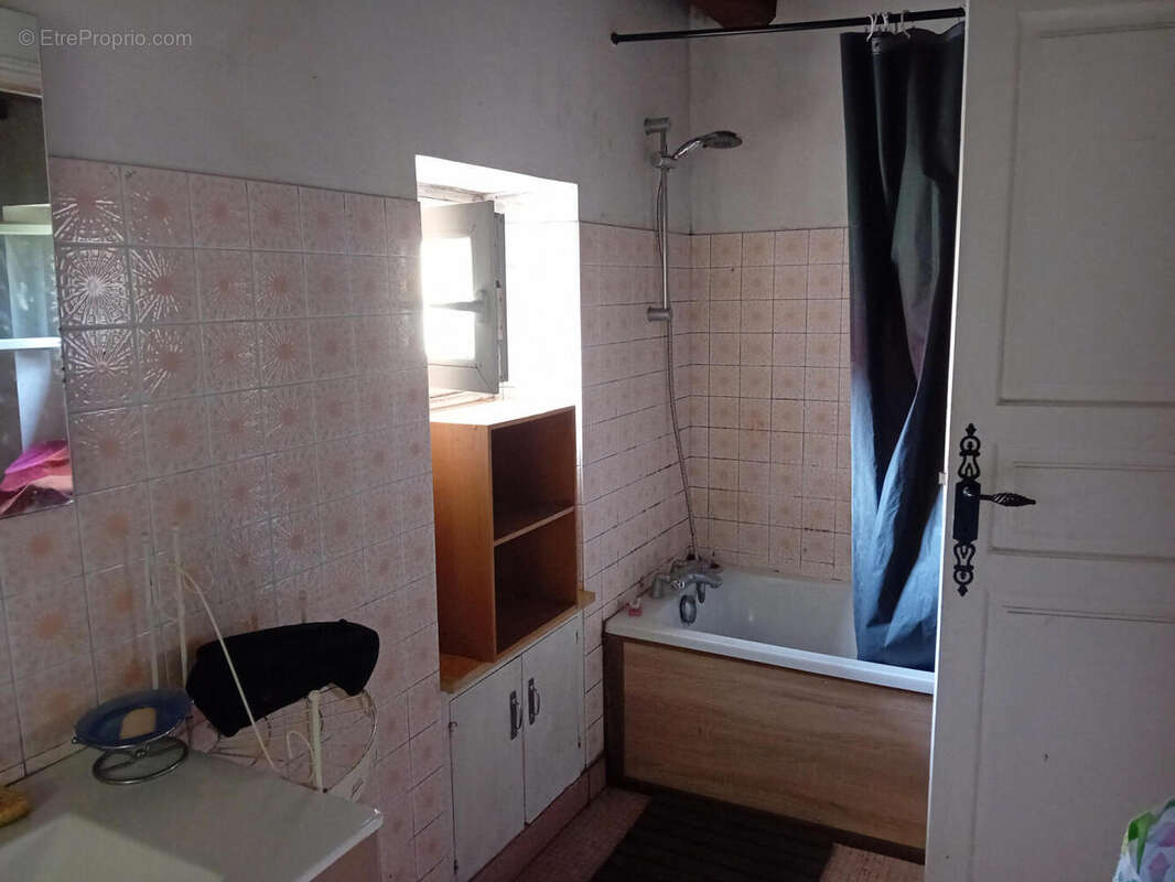 salle de bain - Maison à BRETENOUX