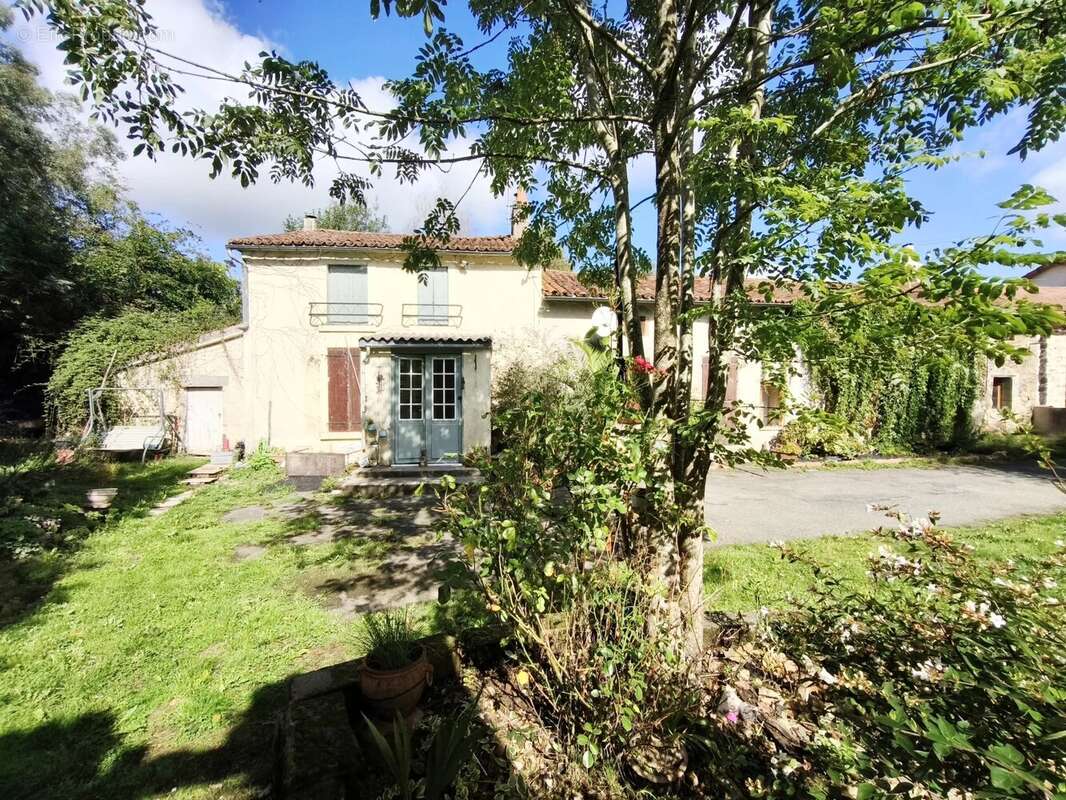 Maison à MONCOUTANT