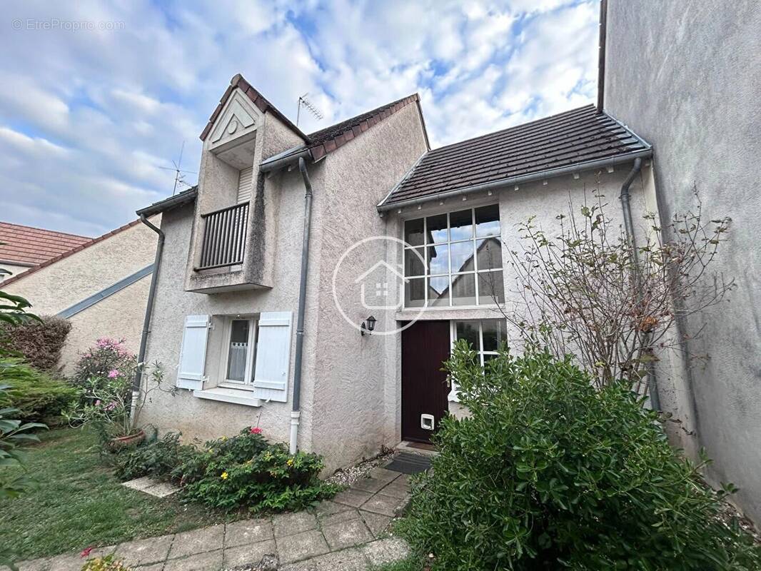 Maison à LA CHAUSSEE-SAINT-VICTOR