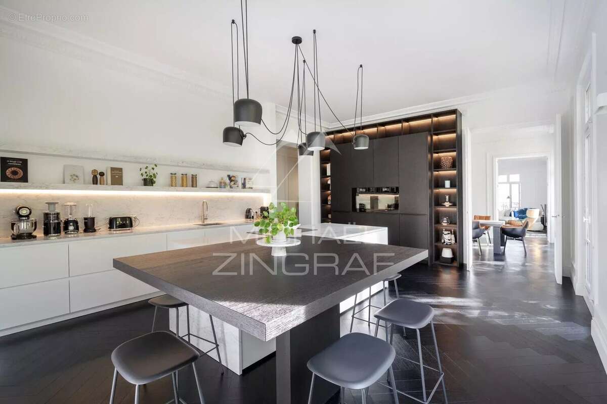 Appartement à PARIS-16E