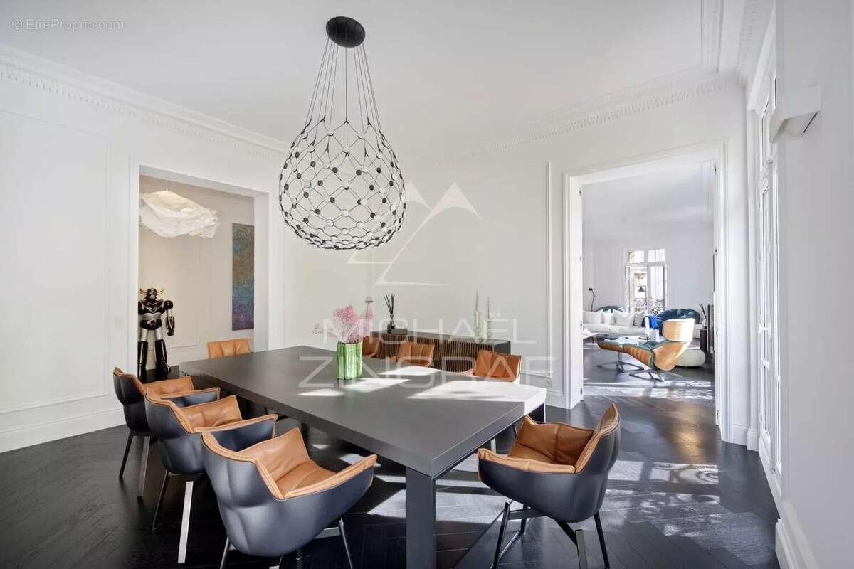 Appartement à PARIS-16E