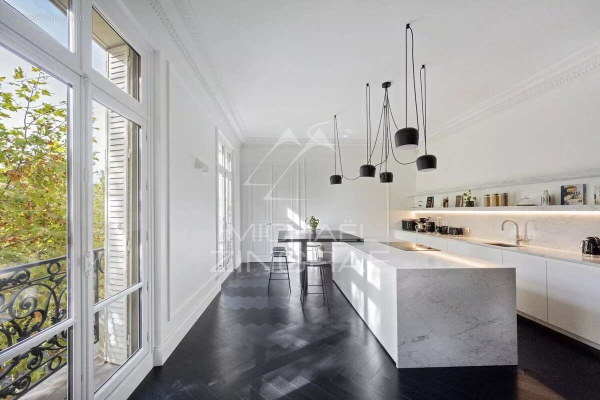 Appartement à PARIS-16E