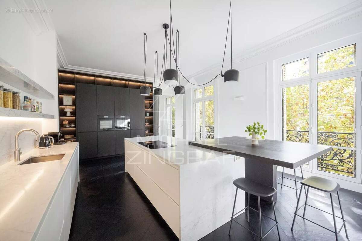 Appartement à PARIS-16E