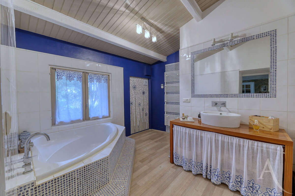 Maison à SAINT-ETIENNE-DU-BOIS